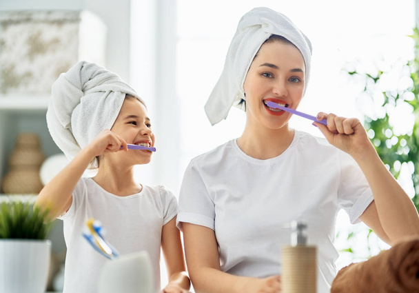 family are brushing teeth - Foto, afbeelding