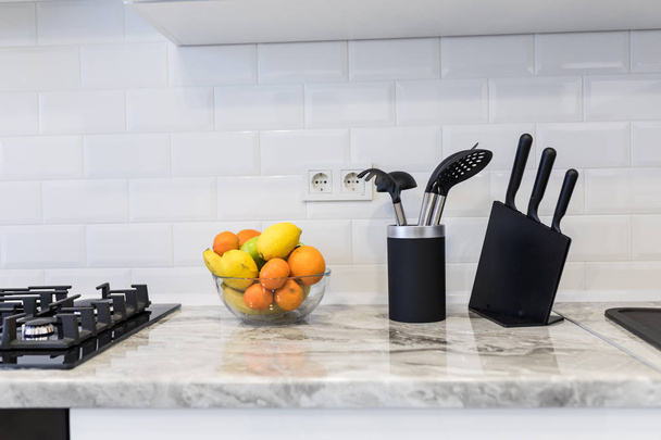 Современный интерьер светлой кухни с раковинами и фруктами
 - Фото, изображение