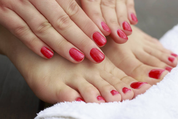czerwony manicure i pedicure - Zdjęcie, obraz