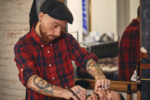 Klient podczas golenia brody w zakładzie fryzjerskim - Zdjęcie, obraz