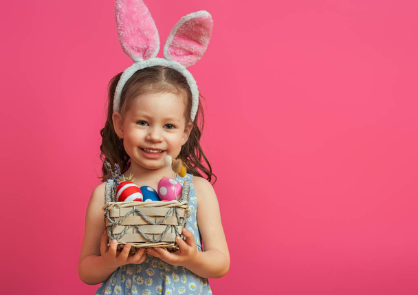 Girl with painted eggs - Foto, Imagen
