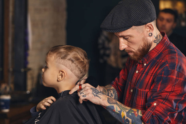 Caucásico chico consiguiendo corte de pelo en barbería interior
 - Foto, imagen