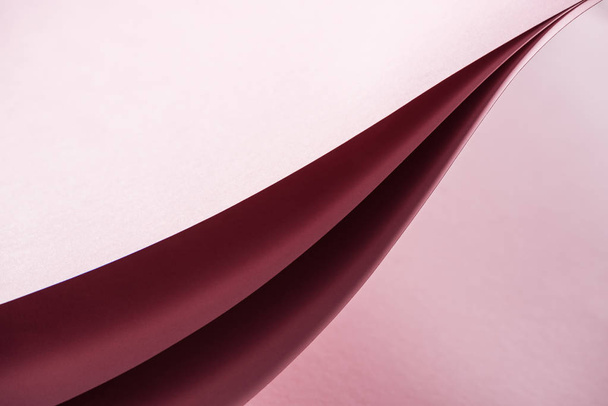 blank and colorful sheets of paper on pink background with copy space  - Foto, Imagem