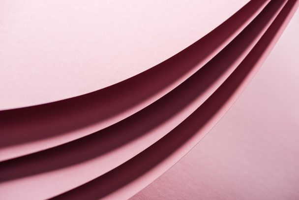 порожні і барвисті аркуші паперу на рожевому фоні з пробілом для копіювання
  - Фото, зображення