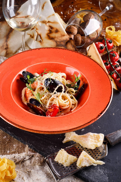 Pasta with fresh seafood, ingredients for cooking - Zdjęcie, obraz