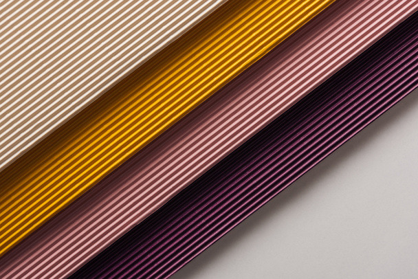 vista superior de papeles blancos, amarillos, rosados, púrpura sobre fondo blanco con espacio para copiar
  - Foto, Imagen