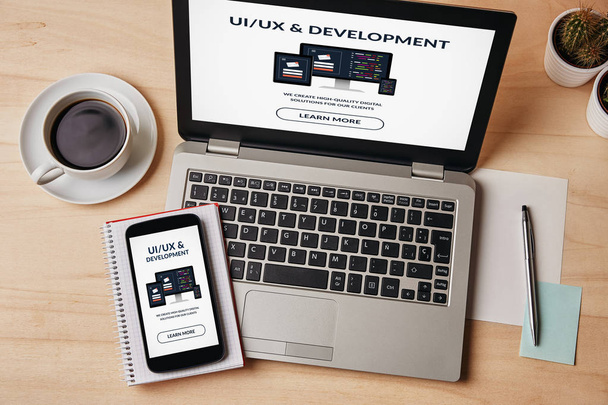 UI/Ux design en ontwikkeling concept op laptop en smartphone scherm - Foto, afbeelding