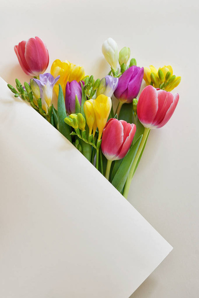 Ανθοδέσμες από τουλίπες και φρέζια λουλούδια σε χαρτί - Φωτογραφία, εικόνα