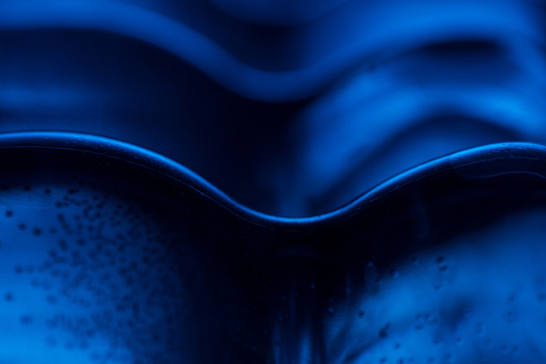 primer plano de botella de agua de plástico con burbujas sobre fondo azul
 - Foto, imagen