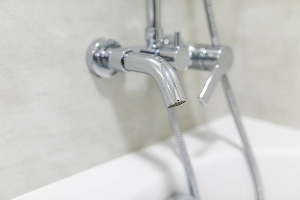 Interno di moderno soffione doccia in bagno a casa. Design moderno del bagno
 - Foto, immagini