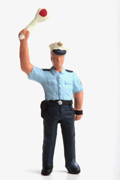 Verkehrspolizist im Miniaturformat überwacht und lenkt den Stadtverkehr - Foto, Bild