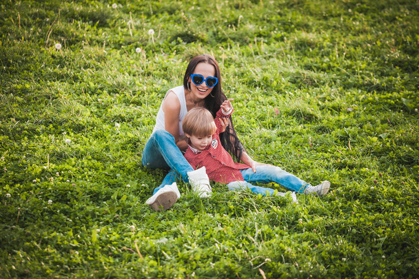 madre feliz con hijo al aire libre
 - Foto, Imagen