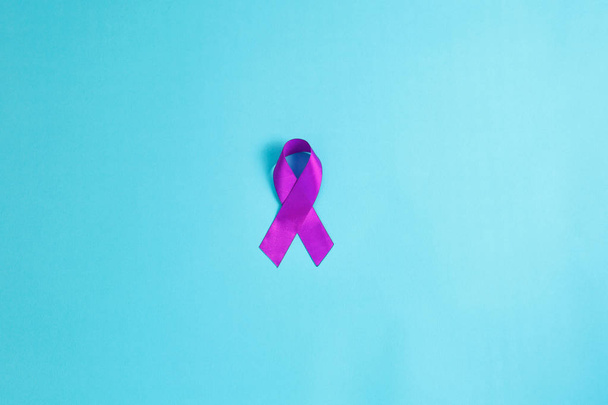 青色の背景、アルツハイマー病、膵臓癌、てんかんの意識、家庭内暴力の意識に紫リボン, - 写真・画像