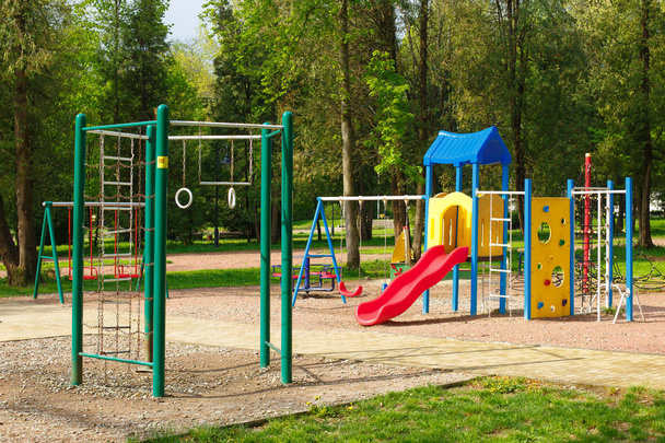 Renkli çocuk oyun alanı, çocuksuz bir görüntü. Çocuksuz Bahçesi - Fotoğraf, Görsel