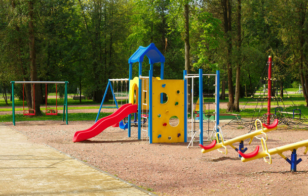 Renkli çocuk oyun alanı, çocuksuz bir görüntü. Çocuksuz Bahçesi - Fotoğraf, Görsel