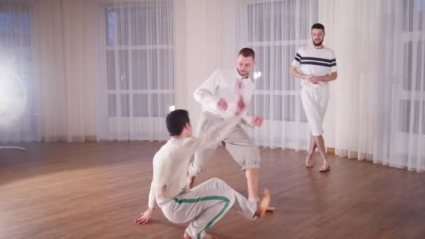 Martial arts. Két akrobatikus ember teljesítő capoeira elemek során edző - Felvétel, videó