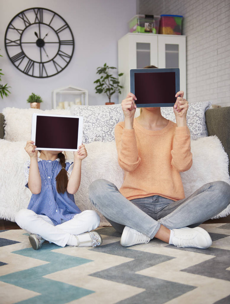 Maman et enfant montrant une tablette avec espace de copie
  - Photo, image