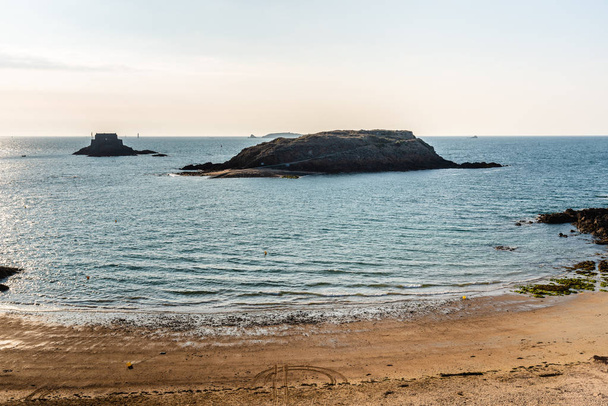 Wysoki kąt widzenia z plaży Saint Malo - Zdjęcie, obraz