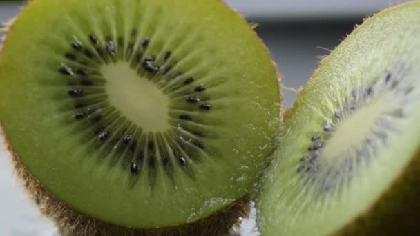 Fruto kiwi cortado en rodajas por la mitad
 - Metraje, vídeo