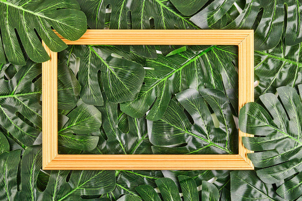 Tropikal yaprak vintage çerçeve ile yapılmış yaratıcı düzeni. - Fotoğraf, Görsel
