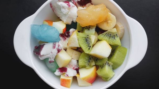 Close up desert with fresh fruit and ice cream - Valokuva, kuva