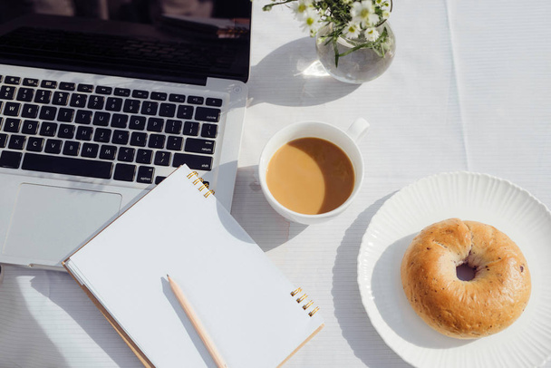 Laptop, brood en café in coffeeshop - Foto, afbeelding
