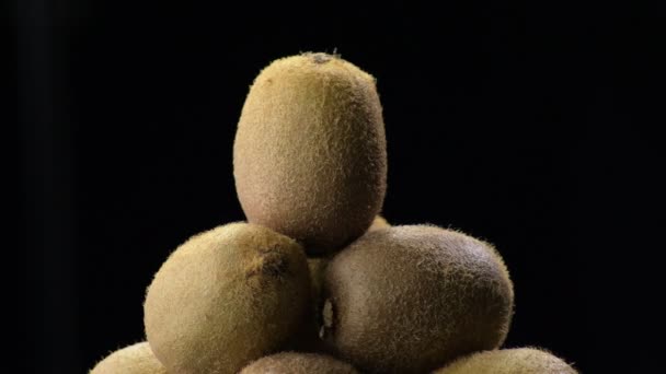 Montagne de kiwis fruits gyrating sur fond noir
 - Séquence, vidéo