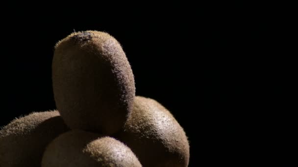 Kiwi owoc w górze kiwi przędzenia na czarnym tle - Materiał filmowy, wideo