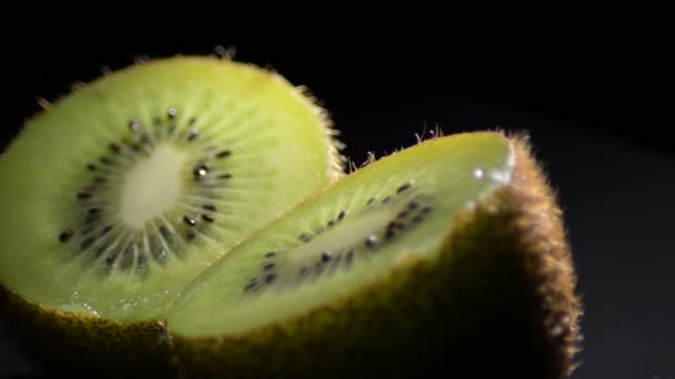Kiwi frutas cortadas ao meio fiação
 - Filmagem, Vídeo