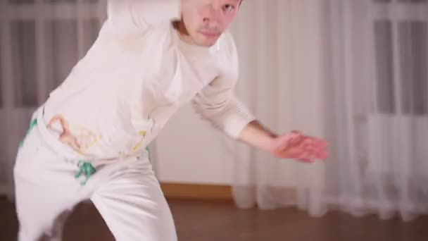 Martial arts. Egy ember teljesít egy akrobatikus capoeira rugdossa, és ugrás elemek - Felvétel, videó