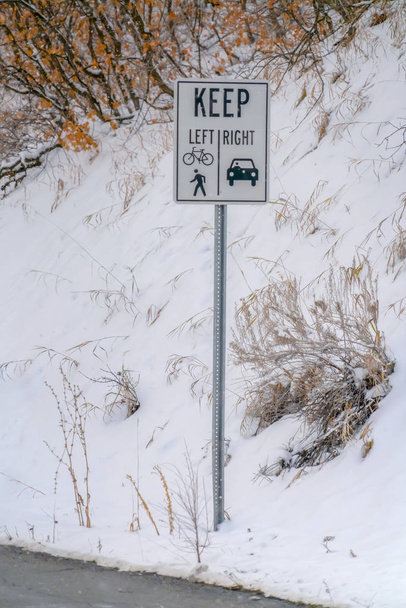 Houd links en rechts houden teken tegen de besneeuwde helling - Foto, afbeelding