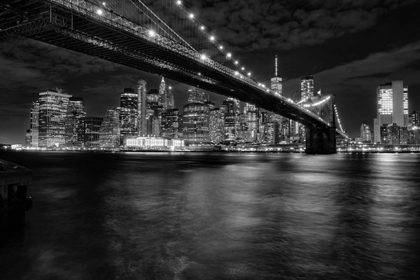 Czarno-białe Brooklyn bridge, East river i manhattan  - Zdjęcie, obraz