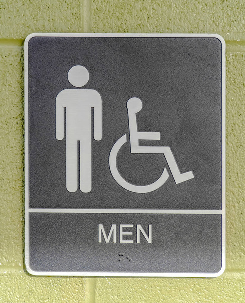 Panneau de toilettes pour hommes affiché sur un mur vert
 - Photo, image