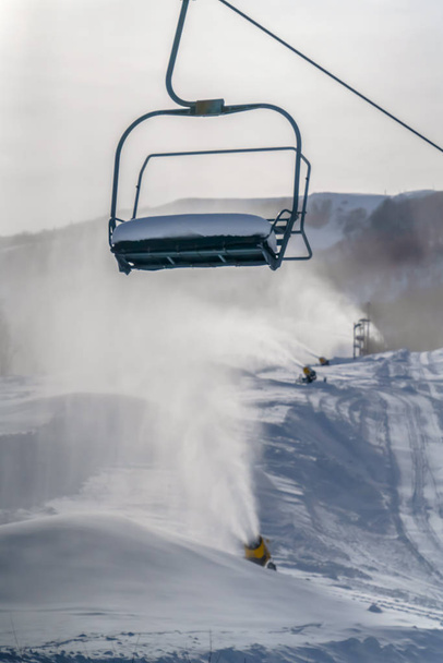 ユタ州の雪に覆われたスキー場のリフトと作業雪大砲します。 - 写真・画像