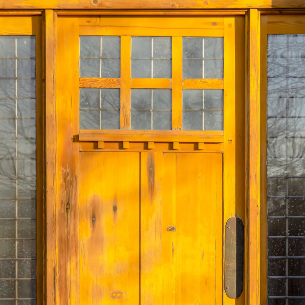 Porta de madeira iluminada com painéis de vidro decorativos
 - Foto, Imagem