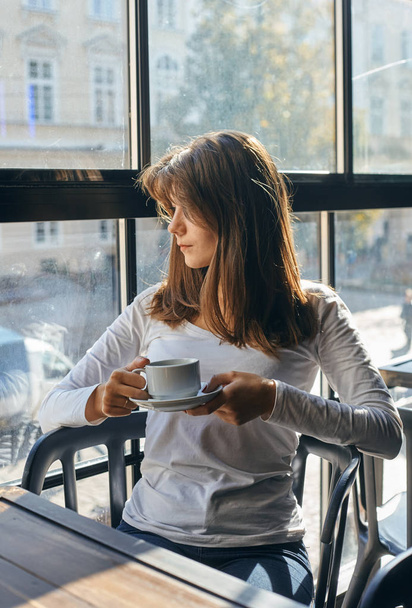 Satisfied young business woman enjoy in coffee break, at cafe. - Foto, Imagen