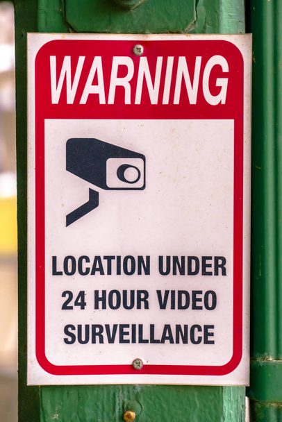 Sinal de aviso no local sob vigilância por vídeo
 - Foto, Imagem