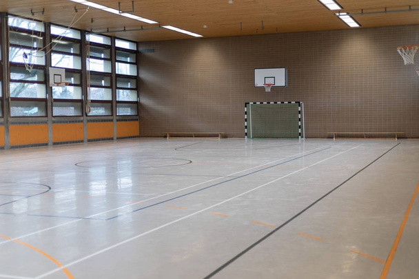 Clases de gimnasia europeas vacías para deportes escolares sin gente
 - Foto, imagen