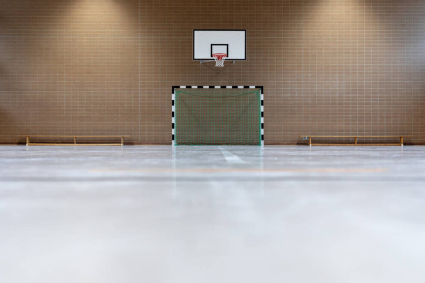 Τάξη κενή Ευρωπαϊκό γυμναστήριο για το σχολείο χωρίς ανθρώπους του αθλητισμού - Φωτογραφία, εικόνα