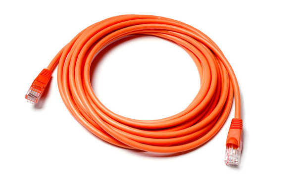 Cable de conexión a internet anaranjado aislado sobre fondo blanco - Foto, Imagen