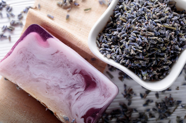 Riegel natürliche Bio-Seife mit Lavendel.  - Foto, Bild