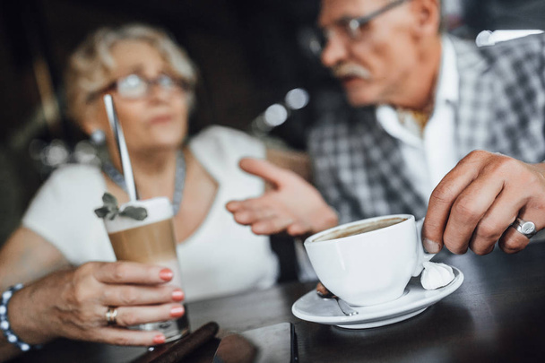 Mature couple enjoying coffee time together - Foto, imagen