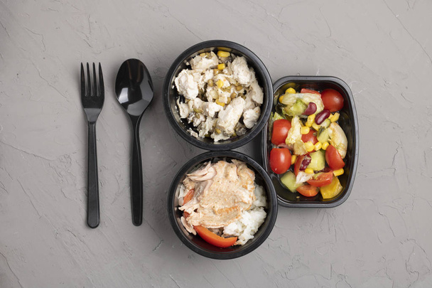 Sağlıklı öğle yemeğini al. Balık, pilav, sebze salatası. çatal ve kaşık  - Fotoğraf, Görsel