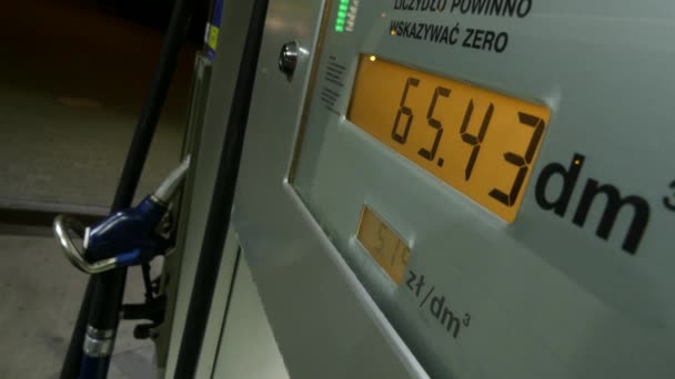 ガソリン スタンド、ホースをガス室。ガソリン シールド上の数字。スコアボード上の価格とガソリン スタンドをクレーンします。. - 映像、動画