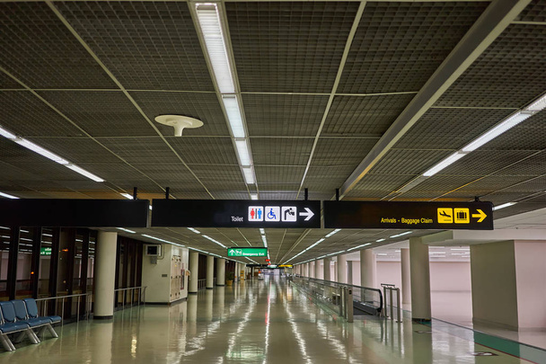 Toalety i przylatującego twierdzą informacji zarządu znak Międzynarodowy Port lotniczy - Zdjęcie, obraz