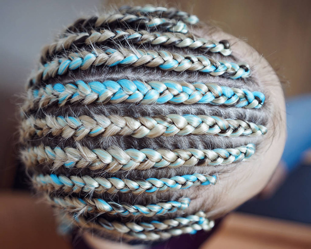 mujeres cornrows Una mujer con un corte de pelo sobre un fondo blanco, trenzas apretadas trenzadas en una cola, material artificial tejido en su cabello
 - Foto, imagen