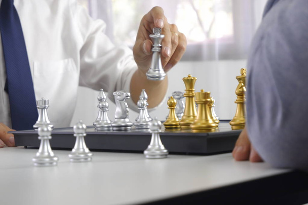 Homme d'affaires jouant au jeu d'échecs ; pour la stratégie commerciale, leadershi
 - Photo, image