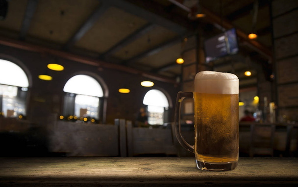 Tablo arka plan bulanık karşı soğuk bira ile gözlük - Fotoğraf, Görsel