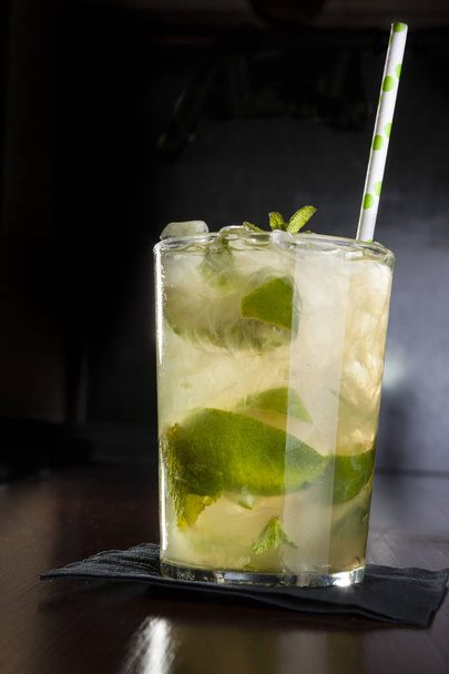 fresh summer mojito cocktail with ice and lime - Valokuva, kuva