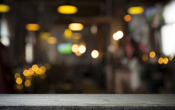 Barril de cerveza con vasos de cerveza en una mesa de madera. El fondo marrón oscuro
. - Foto, Imagen
